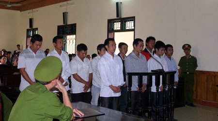 10 bị cáo nghe VKSND tỉnh Hà Tĩnh đọc cáo trạng truy tố trong phiên tòa sơ thẩm sáng ngày 17/4